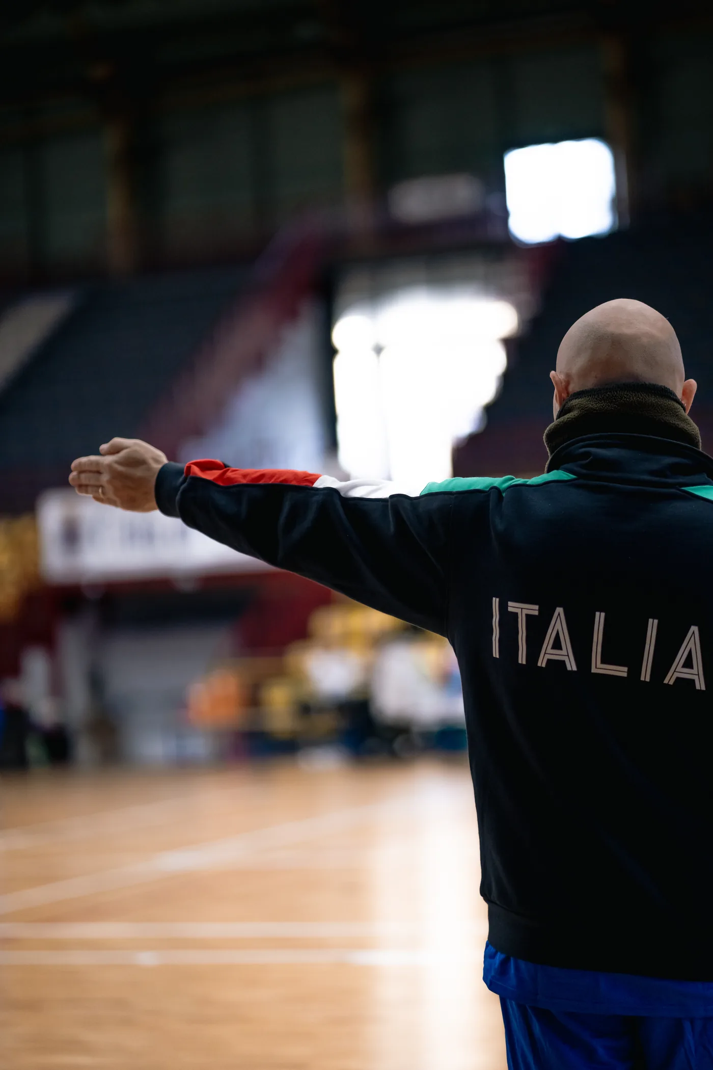Un ufficiale di gara con la divisa Italia segnala il punto