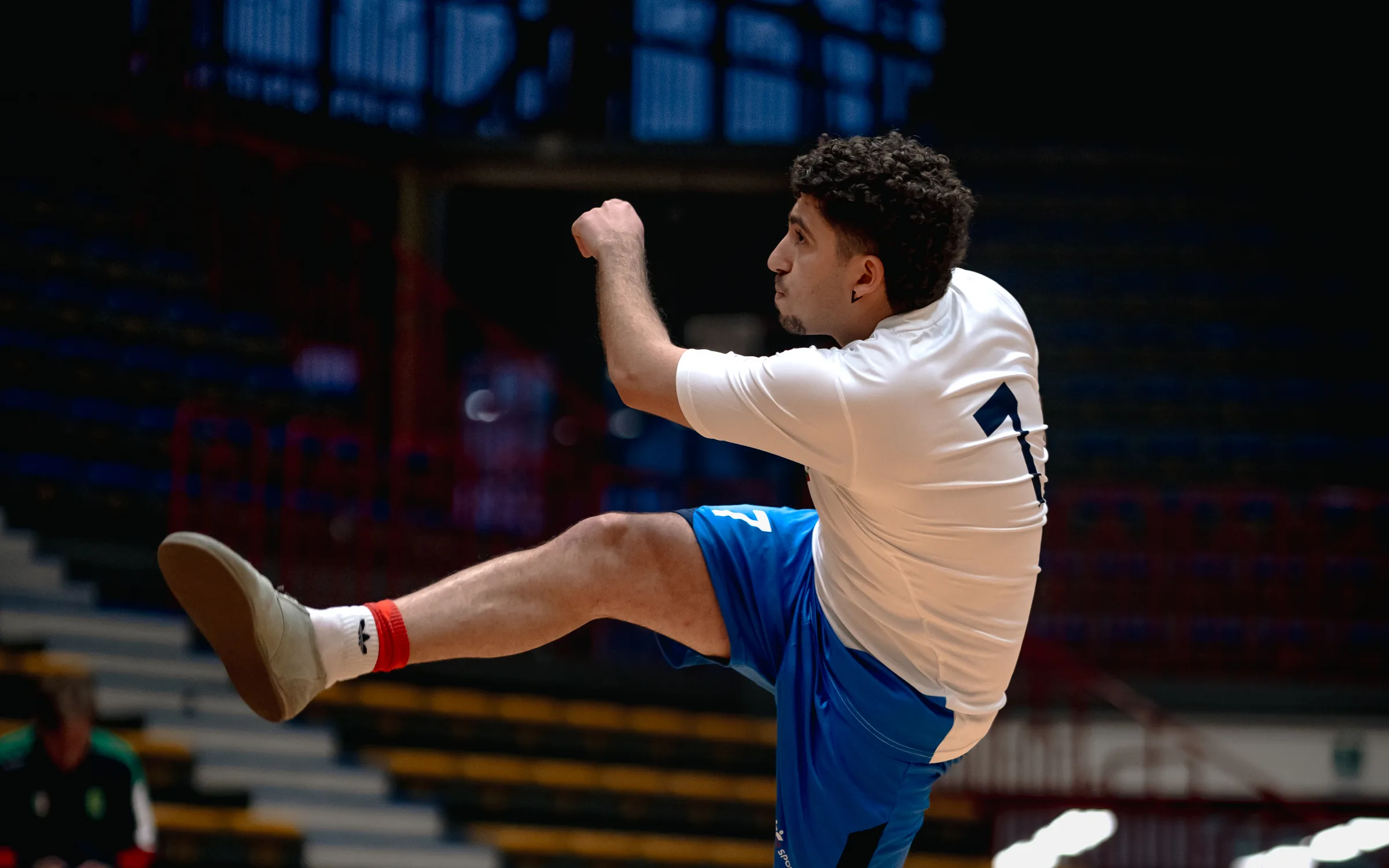 Atleta della Nazionale italiana in azione: calcio al volano con gamba alta