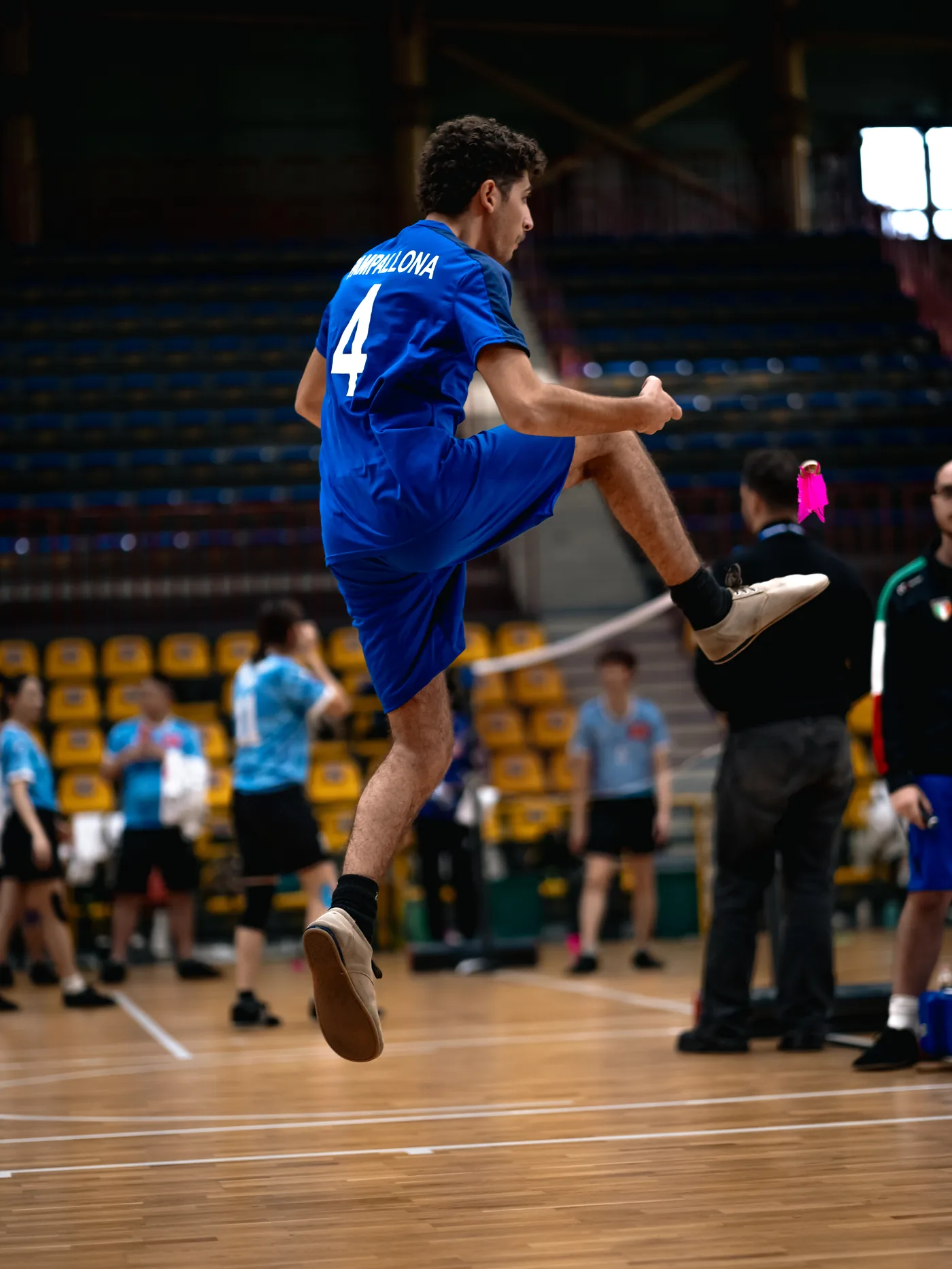 Atleta azzurro colpisce il volano in sospensione durante l’Italian Open 2025